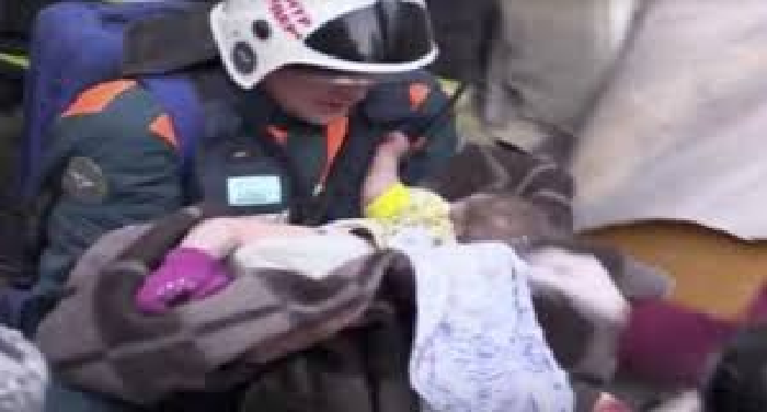 रूस में मलबे से निकाला गया 10 माह का बच्चा मलबे में दबे 10 माह के मासूम को निकाला जिंदा, बचावकर्मियों की खुशी का ठिकाना नहीं