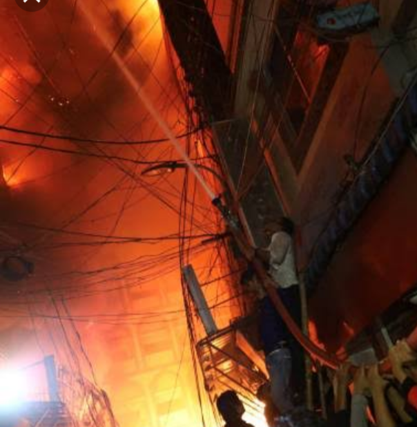 PicsArt 02 21 08.23.52 बांग्लादेश के ढाका में 5 इमारतों में लगी आग,45 की मौत