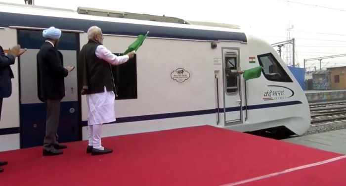 pm modi 1 2 पीएम मोदी ने दिखाई भारत की पहली सेमी हाई स्पीड ट्रेन वंदे भारत एक्सप्रेस को हरी झंडी