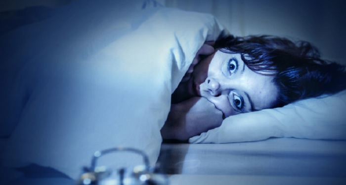sleep रात को बार-बार नींद खुलने से हैं परेशान तो सोने से पहले इन चीजों को खाने से बचें