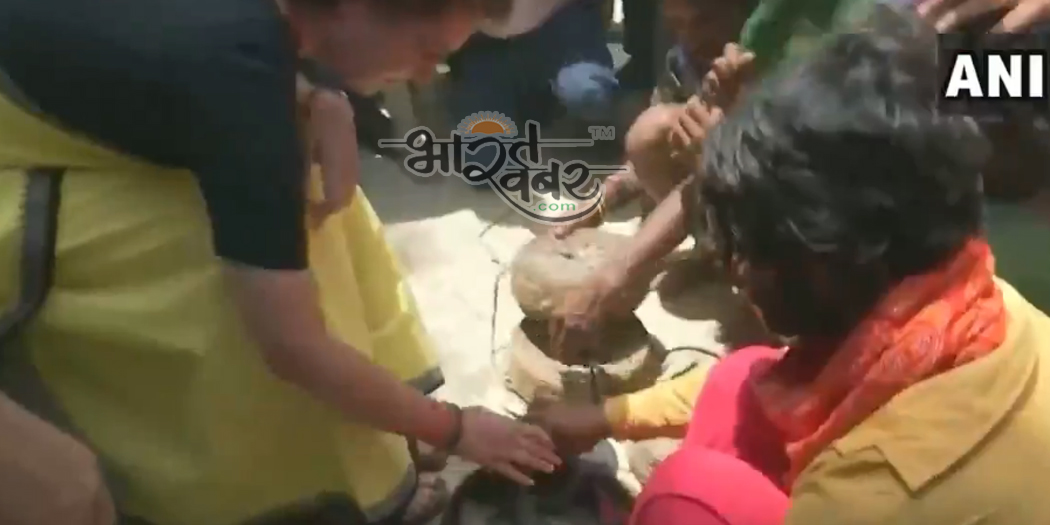 priyanka with snake कांग्रेस महासचिव ने हाथ से पकड़ा सांप, सिक्योरिटी में मची अफरातफरी