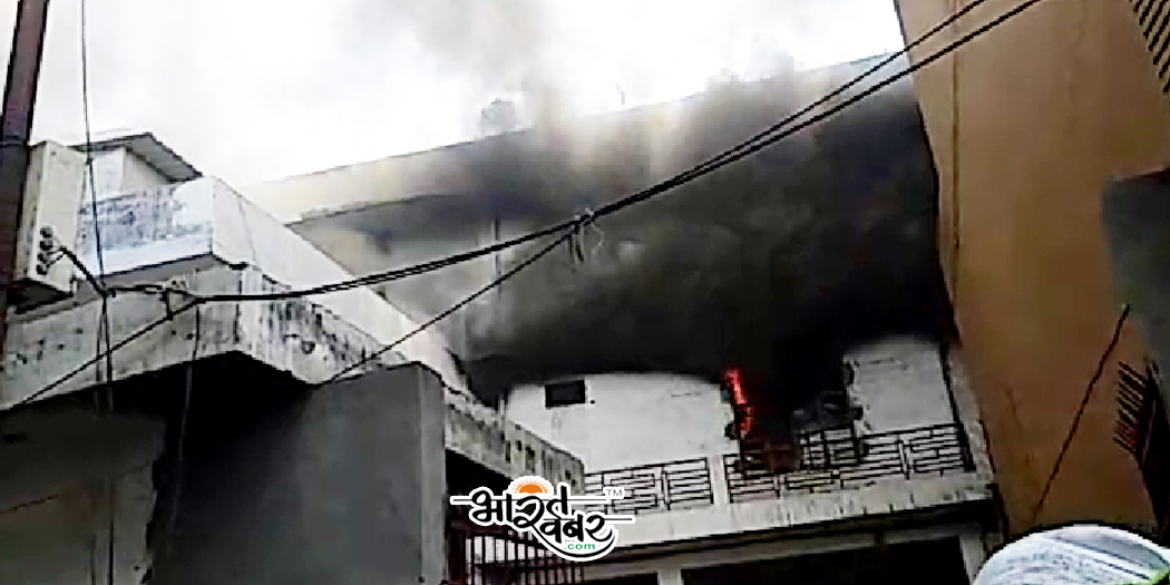 fire in sports factory स्पोर्ट्स फैक्ट्री में लगी भीषण आग, आस-पास के मकानों को कराया खाली