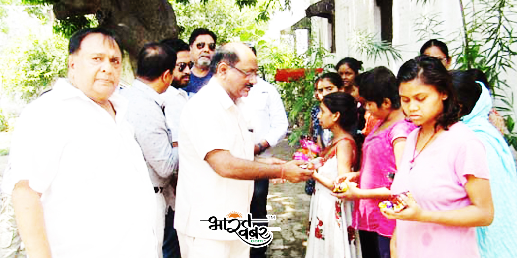 rkv foundation keshar khusbu times पर्यावरण गोष्ठी मे पौधे लगाने पर बल, तुलसी के पौधे दिये उपहार में