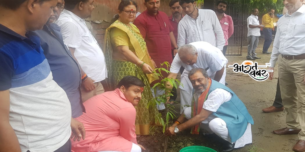 sunil bharala bjp kanpur कानपुर श्रम कल्याण भवन में सुनील भराला ने किया वृक्षारोपड़