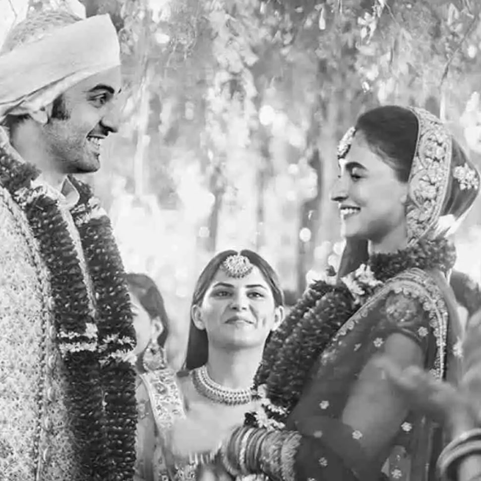 Ranbir क्या सच में आलिया- रणबार ने कर ली है फेंस को बिन बताए शादी, वायरल हो रही तस्वीर