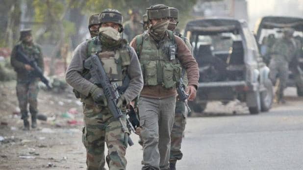 attack jk कश्मीर में सुरक्षाबलों ने छुड़ाएं बंधक लोग, किए तीन आतंकी ढेर, एक जवान भी शहीद