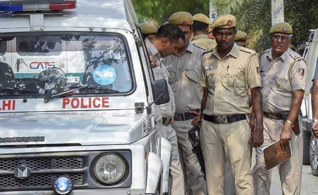 delhi police दिल्ली में बड़ा हादसा, 9 लोग दबे मलबे के नीचे, रेस्क्यू जारी