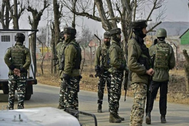 jammu and kashmir जम्मू-कश्मीर पुलिस ने तीन आतंकियों को 6 एके-47 के साथ किया गिरफ्तार