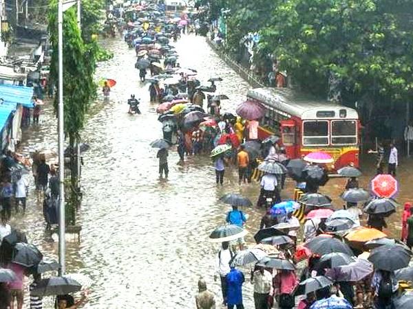 mumbai rain मुंबई में भारी बारिश, बंद हुए स्कूल, जगह-जगह जलजमाव