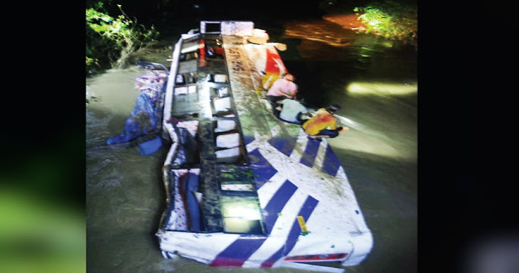 0521 accident 0 मध्यप्रदेश के रायसेन जिले में यात्रियों से भरी बस नदी में गिरी, 18 घायल, 6 की मौत