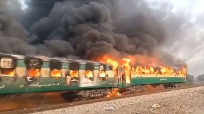 109472551 3bf347a6 7c5d 421b 89b6 c6a73088b91f पाकिस्तान में कराची-रावलपिंडी तेजगाम एक्सप्रेस में तेज धमाके से लगी आग, 65 यात्रियों की मौत