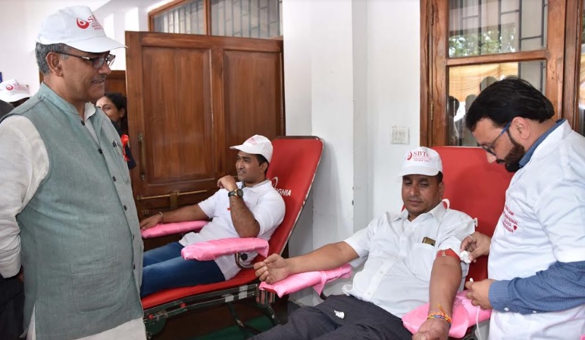 Untitled सीएम रावत ने राष्ट्रीय स्वैच्छिक रक्तदान दिवस पर रक्तदान शिविर का किया उद्घाटन 