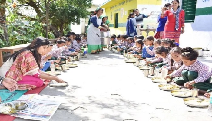 uttrakhand चमोली जिले के सरकारी स्कूल में अचानक पहुंची डीएम, बच्चों के साथ नीचे बैठकर खाया खाना