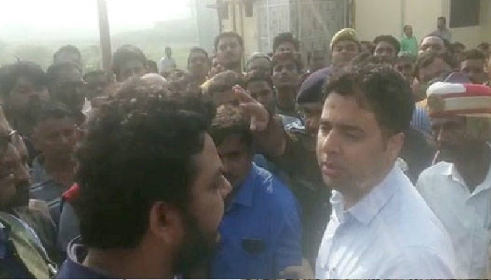 bjp leader 1 बीजेपी नेता के बेटे की हत्या, आक्रोशित भीड़ को समझाने की बजाए अमेठी के डीएम प्रशांत कुमार ने खोया आपा