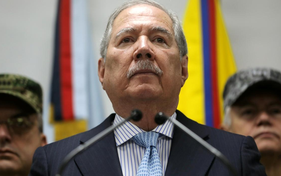 kolmbiya कोलंबिया के रक्षा मंत्री गुईल्लेर्मो बोटेरो ने दिया इस्तीफा