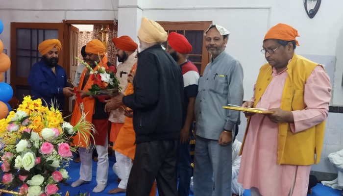 sunil bharala 1  मेरठ मोदीपुरम गुरुद्वारा सिंह सभा में श्रम मंत्री सुनिल भराला का कृपाण भेंट कर स्वागत किया