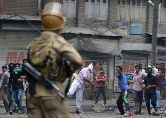 attack stones नदवा के छात्रों ने पुलिसकर्मियों पर किया पथराव, नागरिकता कानून पर जताई आपत्ति