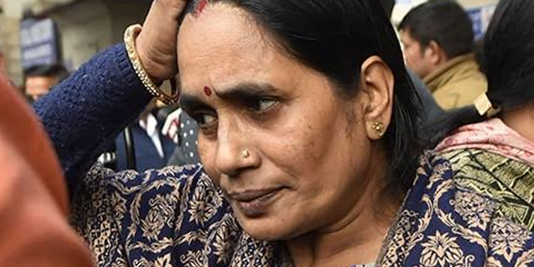 nirbhaya mother asha devi दोषी की पुनर्विचार याचिका खारिज होने पर निर्भया की मां हुई खुश