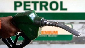 petrol पाकिस्तान में 62.53 रुपए तो श्रीलंका में 75.53 रुपए लीटर मिल रहा पेट्रोल