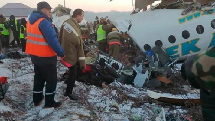 कजाकिस्तान कजाकिस्तान के बड़ा विमान हादसा, दो मंजिला इमारत से टकराया विमान, 9 लोगों की मौत