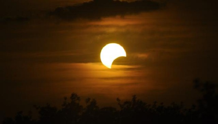 ग्रहण शुरू हुआ साल का आखिरी सूर्य ग्रहण, जाने कहा-कहा दिखाई दिया और क्या होंगे परिणाम