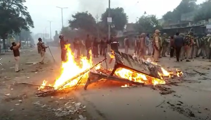 मेरठ पुलिस चौकी में आग मेरठ अपडेट: CAA और NRC के विरोध प्रदर्शन के दौरान आधा दर्जन पुलिसकर्मी घायल, 1 की मौत