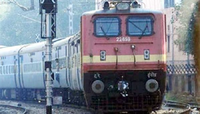 रेलवे यातायात असम यातायात पर पड़ रहा नागरिकता संशोधन बिल के खिलाफ असम और त्रिपुरा में हिसंक प्रदर्शन का असर