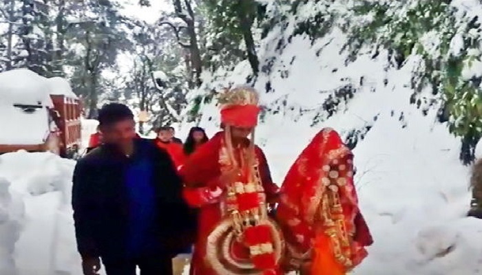 चमोली जितार सिंह को दुल्हन लाने के लिए चलना पड़ा आठ किमी बर्फ में पैदल