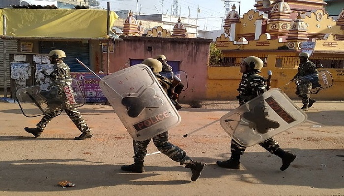 झारखंड लोहरदगा में सीएए के समर्थन में निकाली गई जुलूस पर पथराव और भारी हिंसा के बाद पुलिस बल तैनात