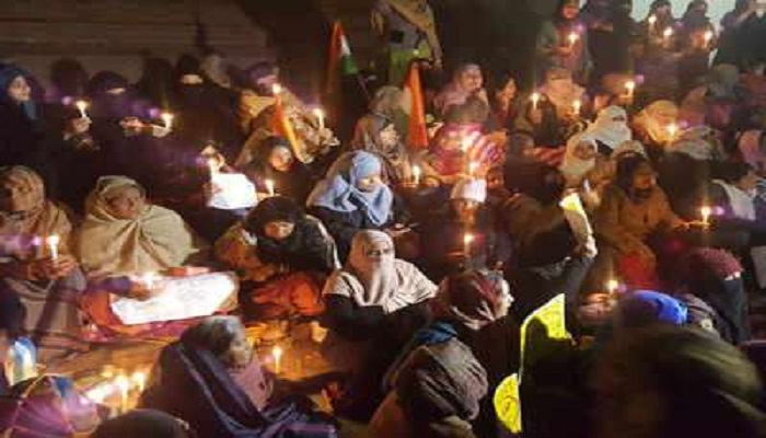 यूपी 1 सीएए को लेकर दिल्ली के शाहीन बाग के बाद लखनऊ के घंटाघर पर महिलाओं का प्रदर्शन