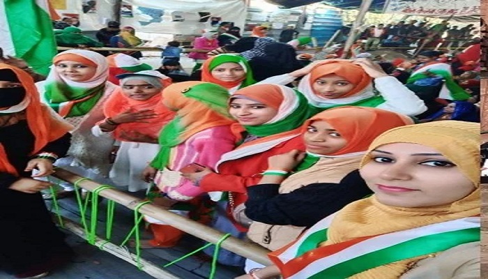 हिजाब 71वें गणतंत्र दिवस पर CAA विरोध-प्रदर्शन भी आजादी के रंग में रंगा, महिलाओं ने तिरंगे कलर के हिजाब में लगाए आजादी के नारे