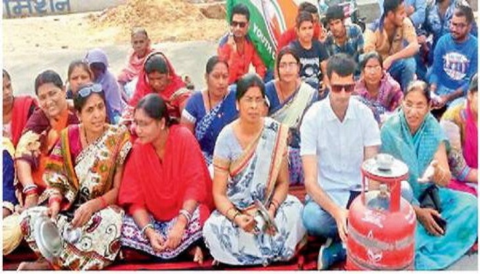 कांग्रेस धरना केंद्र सरकार द्वारा घरेलू गैस सिलेंडर की कीमत बढ़ाने पर विरोध में उतरेंगी महिला कांग्रेस