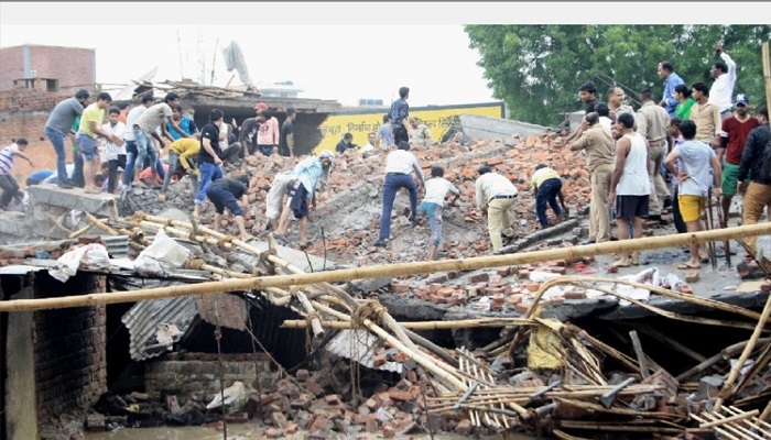 छत्तीसगढ़ 9 राजधानी रायपुर में भरभराकर गिर पड़ी दो मंजिला इमारत, लोग बाल-बाल बचे