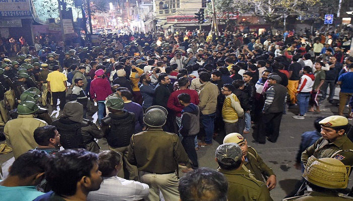 जाफराबाद दिल्ली जाफराबाद में सीएए को लेकर फिर बिगड़ा माहौल, मेट्रो स्टेशन के नीचे धरने पर बैठी महिलाएं
