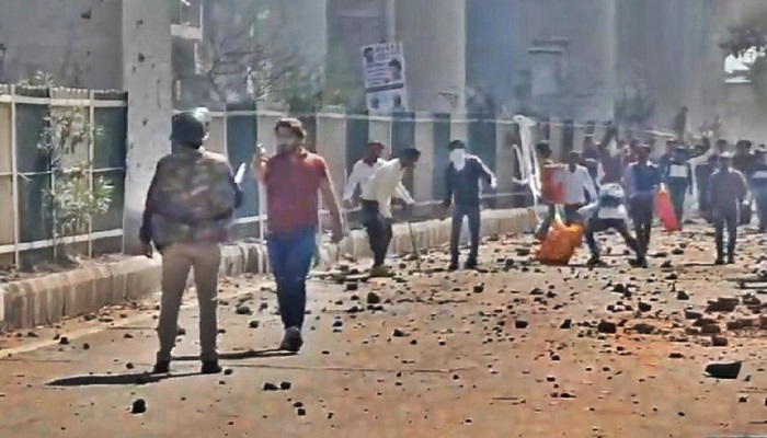 दिंल्ली हिंसा उत्तर-पूर्वी दिल्ली के विभिन्न हिस्सों में सीएए के समर्थन और विरोध में हिंसा के दौरान एक युवक मे पुलिस पर तानी पिस्तोल