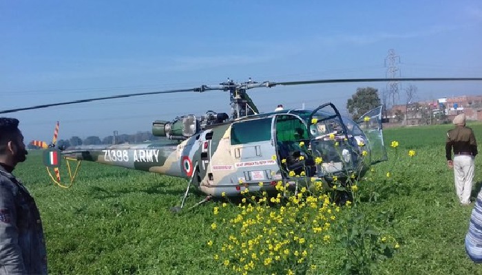 पंजाब 4 पंजाब में सेना के हेलिकॉप्टर की इमरजेंसी लैंडिंग, खेत में कराई इमरजेंसी लैंडिंग