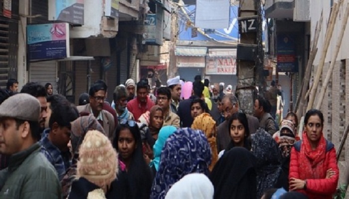 शाहीन बाग 2 शाहीन बाग में मतदाताओं ने लिया बढ़-चढ़ कर हिस्सा,  पोलिंग बूथ पर लगी भीड़
