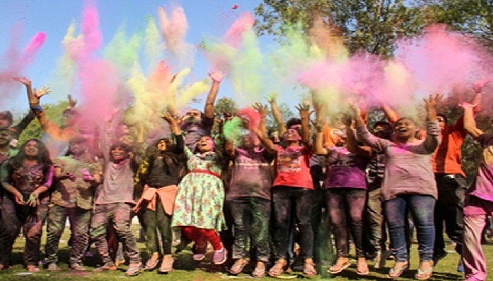 holi 5 देश के अलग-अलग राज्यों में हर्ष और उल्लास के साथ मनाया जा रहा होली का त्योहार, लोगों ने एक दूसरे को रंगों में रंगा