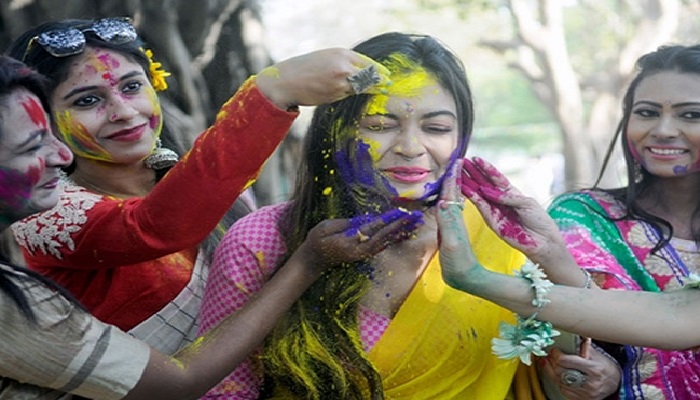 holi देश के अलग-अलग राज्यों में हर्ष और उल्लास के साथ मनाया जा रहा होली का त्योहार, लोगों ने एक दूसरे को रंगों में रंगा