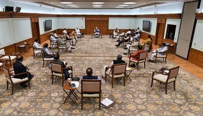 केबिनेट बैठक प्रधानमंत्री आवास पर बुलाई गई केंद्रीय कैबिनेट की बैठक में दिखा सोशल डिस्टेंस, एक-एक मीटर की दूरी पर बैठे मंत्री