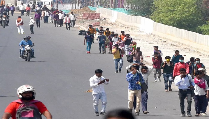 कोरोना वायरस दिल्ली कोरोना के कारण पूरे देश में लॉकडाउन, काम से निकाले गए मजदूर पैदल गांव जाने के लिए मजबूर