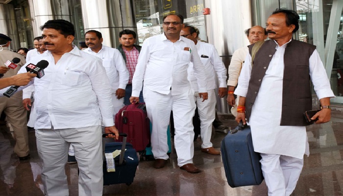 जयपुर खरीद फरोख्त की आशंका के बीच कांग्रेस के 80 विधायक पहुंचे जयपुर अंतरराष्ट्रीय हवाई अड्डे