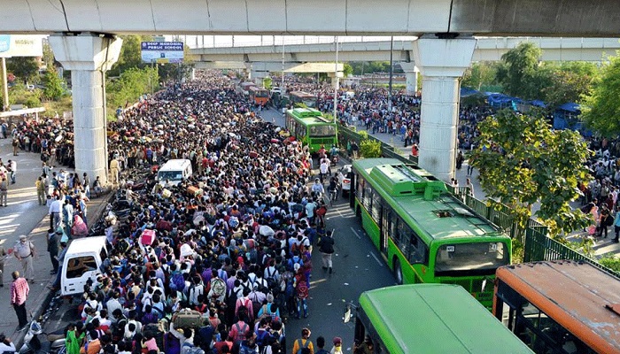 भीड़ ग्रेटर नोएडा, दिल्ली, गाजियाबाद से पैदल चलकर आए सैकड़ों मजदूर