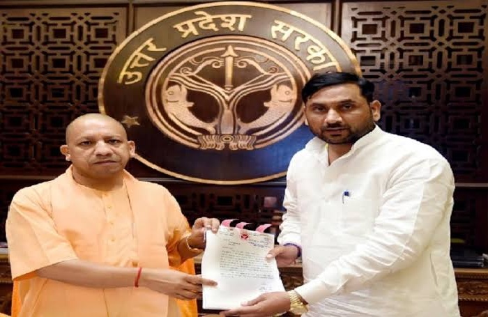 मेरठ 2 कोरोना से लड़ने के लिए बीजेपी के मेरठ दक्षिण विधायक सोमेंद्र तोमर ने अपने 1 महीने के वेतन को सुरक्षा कोष में दिया