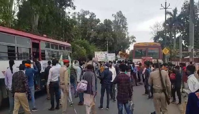 यूपी 2 यूपी सरकार ने दिल्ली-एनसीआर से पैदल आ रहे लोगों के लिए 200 बसों का इंतजाम किया 