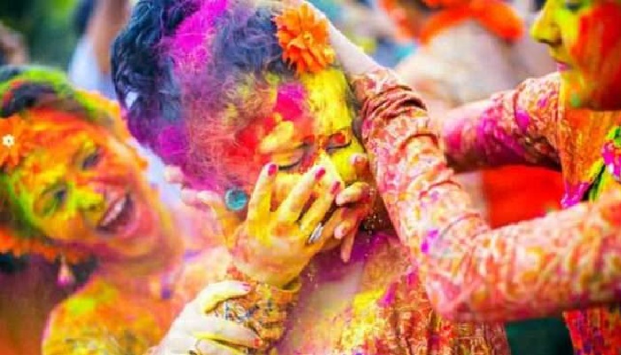 होली 2 देश के अलग-अलग राज्यों में हर्ष और उल्लास के साथ मनाया जा रहा होली का त्योहार, लोगों ने एक दूसरे को रंगों में रंगा