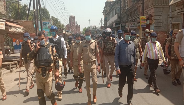 दिल्ली गेट 1 दिल्ली गेट पर जली कोठी में कोरोना से संक्रमित मरीजों की पुष्टि के बाद सील करने गई स्वास्थ्य विभाग की टीम और पुलिस पर पथराव