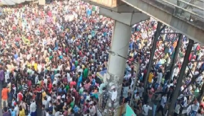 मुंबई 1 मुंबई में लॉकडाउन का भारी उल्लंघन,  बांद्रा स्टेशन पर सैकड़ों मजदूर हुए जमा 