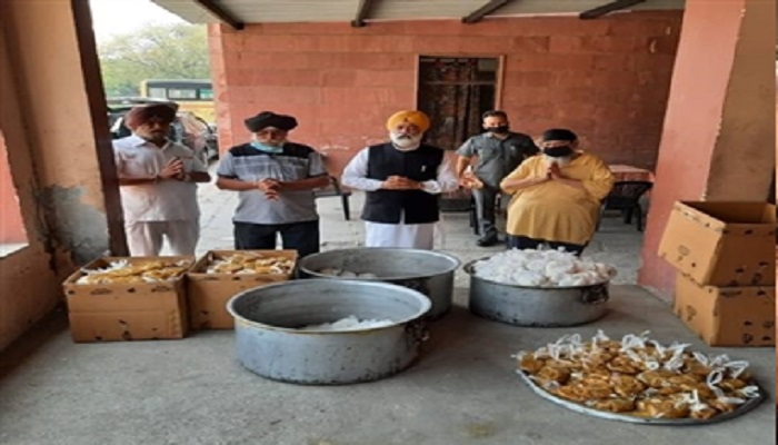 सोफिया गुरुद्वारा गुरु सिंह सभा थापरनगर में सोफिया ग‌र्ल्स स्कूल की प्रधानाचार्य ने मत्था टेका, लंगर के लिए राशन सामग्री अरदास की