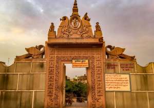 Nidhivan Temple देश में मौजूद एक ऐसा मंदिर जहां आज भी राधा-कृष्ण रचाने आते है रासलीला..